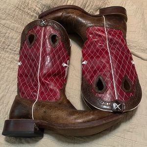 Twisted X boots Size 10.5 D Square toed Color-Red